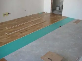Как укладывается ламинат на бетонный пол?