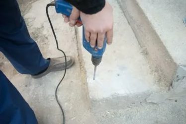Как вкрутить саморез в бетон?