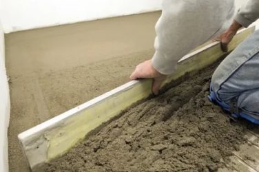 Как выровнять песок под стяжку?