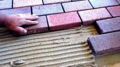 Укладка тротуарной плитки на цементный раствор