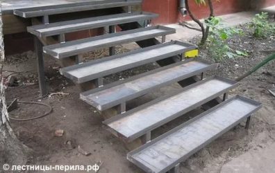 Металлическая лестница с бетонными ступенями