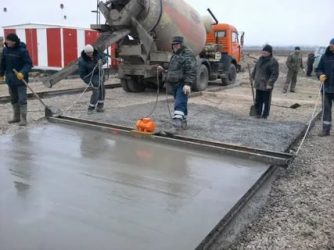 Чем выровнять бетонную стяжку на улице?