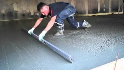 Как выровнять пол после заливки бетоном?