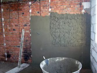 Как заштукатурить кирпичную стену цементным раствором?