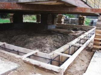 Замена ленточного фундамента под деревянным домом