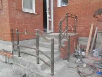 Как установить перила на бетонную лестницу?