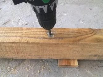 Как прикрепить деревянный брус к бетонному полу?