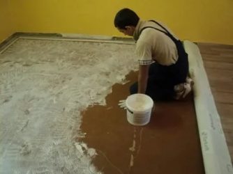 Как снять линолеум приклеенный к бетонному полу?