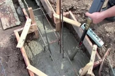 Нужно ли вибрировать бетон при заливке фундамента?