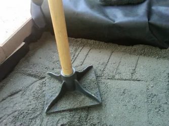 Как сделать трамбовку для песка своими руками?
