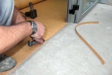 Как положить линолеум на бетон?