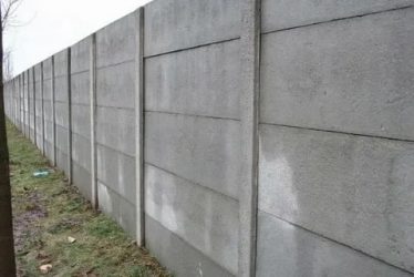 Забор из сборных бетонных панелей