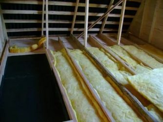 Утепление потолка в деревянном доме минватой