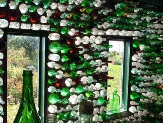 Как использовать стеклянные бутылки в строительстве?