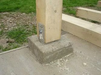 Крепление деревянного столба к бетонному основанию