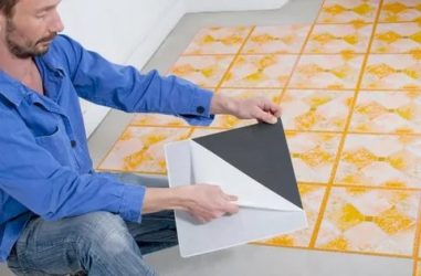 Как клеить кварцвиниловую плитку на пол?