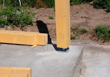 Как закрепить деревянный столб на бетоне?