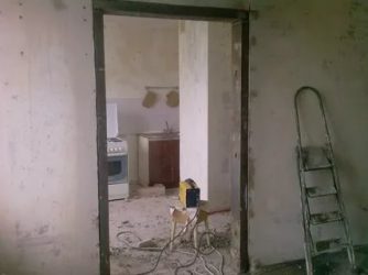 Расширение дверного проема в бетонной стене