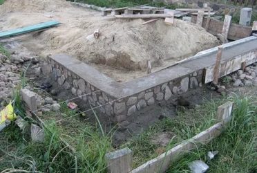 Фундамент под забор из камня