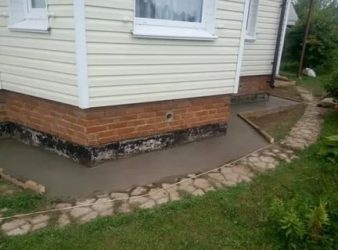 Чем покрасить бетонную отмостку вокруг дома?