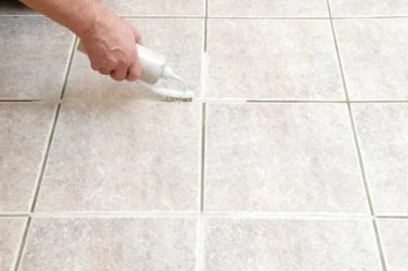 Как очистить затирку между плиткой на полу?
