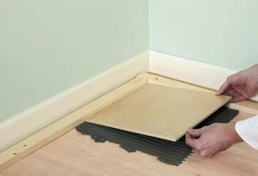 Как положить половую плитку на деревянный пол?