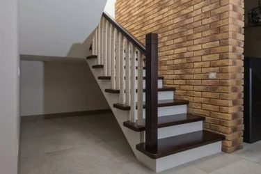Отделка бетонной лестницы деревом в частном доме