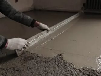 Как укрепить цементную стяжку на полу?