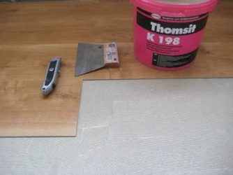 Чем приклеить плитку ПВХ к бетонному полу?