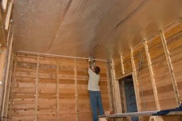 Чем утеплить потолок в деревянном доме изнутри?