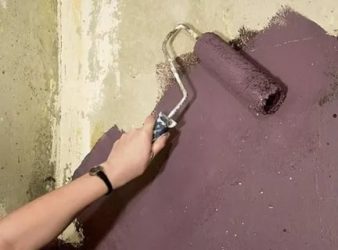 Чем покрасить бетонную стену в ванной?