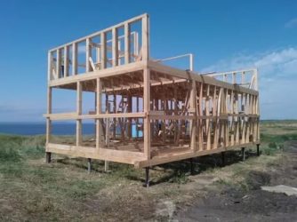 Этапы строительства каркасного дома на винтовых сваях