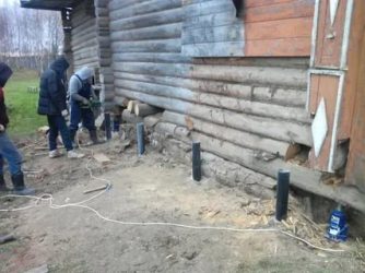 Как поднять деревянный дом и залить фундамент?