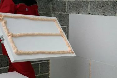 Чем приклеить пенопласт к бетону?