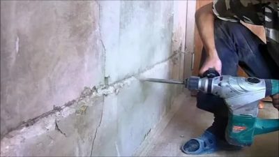 Как штробить бетонную стену под проводку перфоратором?
